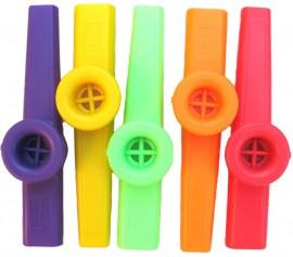 Plastkazoo med fastgjutet membran och lock.