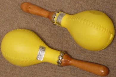 Maracas i syntetmaterial med tr&auml;-handtag.