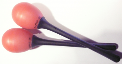 &Auml;GGMARACAS av plast med l&aring;ngt handtag