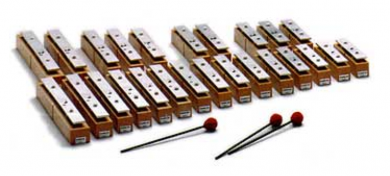 ALT-KLANGBOXAR med metallklangstavar. Instrumenten klingar en oktav h&ouml;gre &auml;n vad som symbolen visar p&aring; tonstaven.