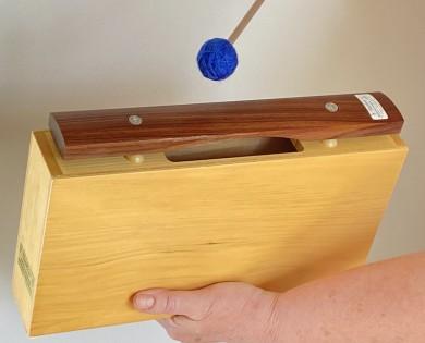 BAS-TONBOX med tr&auml;klangstav av Rose-Wood